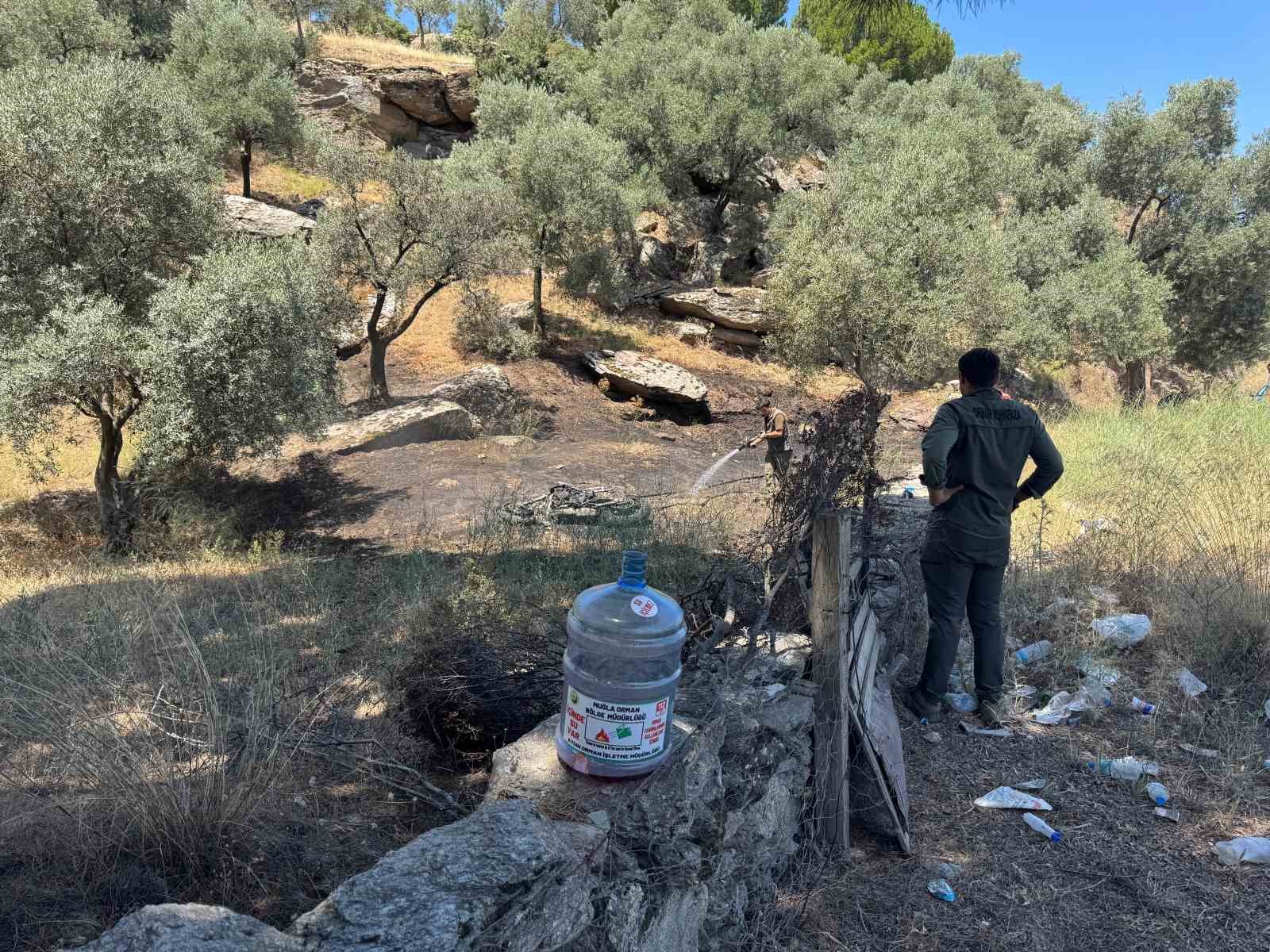 Kaza sonrası çıkan yangın, yol kenarına bırakılan su bidonlarıyla söndürüldü
