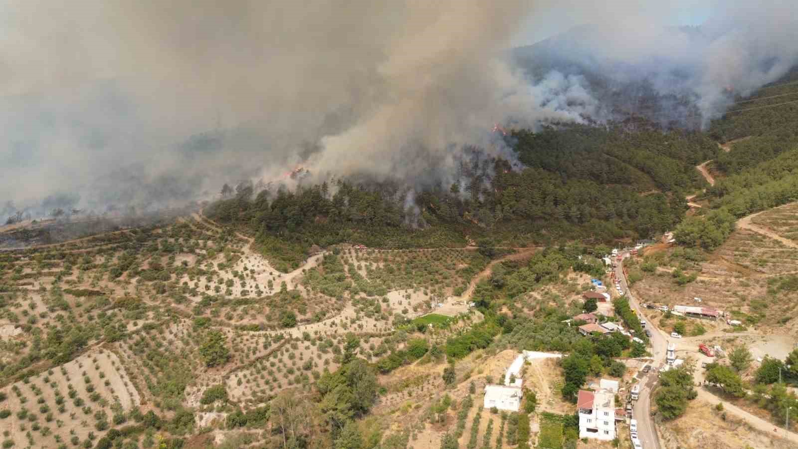 Yangında 25&rsquo;inci saat geride kalırken havadan ve karadan m&uuml;dahale dronla g&ouml;r&uuml;nt&uuml;lendi
