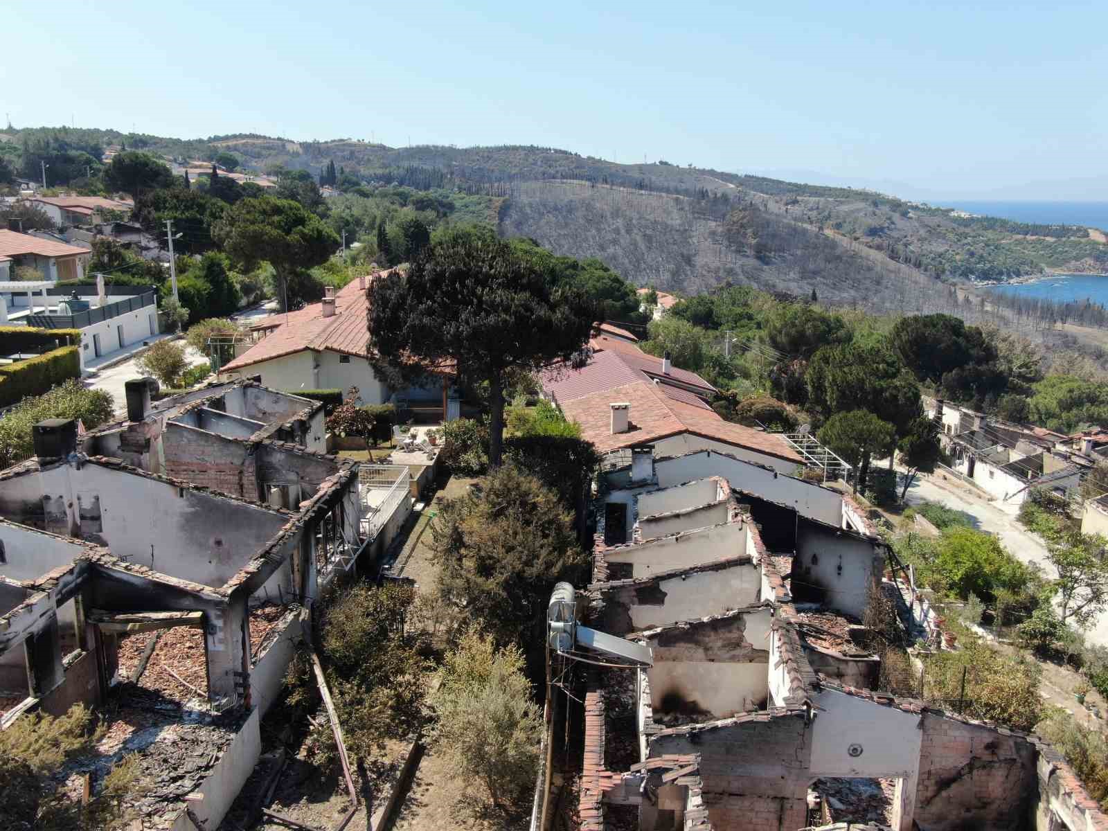 İzmir’deki yangında 85 yazlık ev küle döndü
