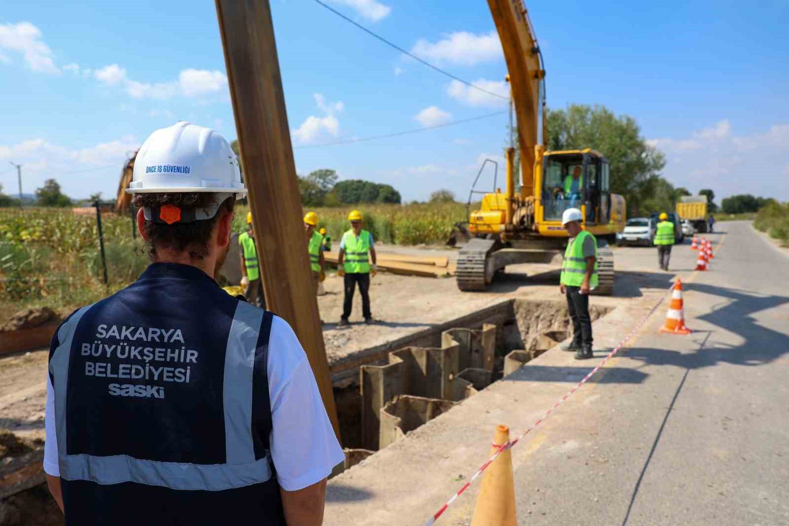 Söğütlü’nün 25 kilometrelik altyapısı için ekipler ilçenin dört bir yanında çalışıyor
