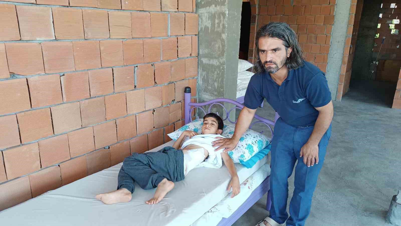 Bahçede oynayan 8 yaşındaki çocuk, yorgun mermi ile yaralandı