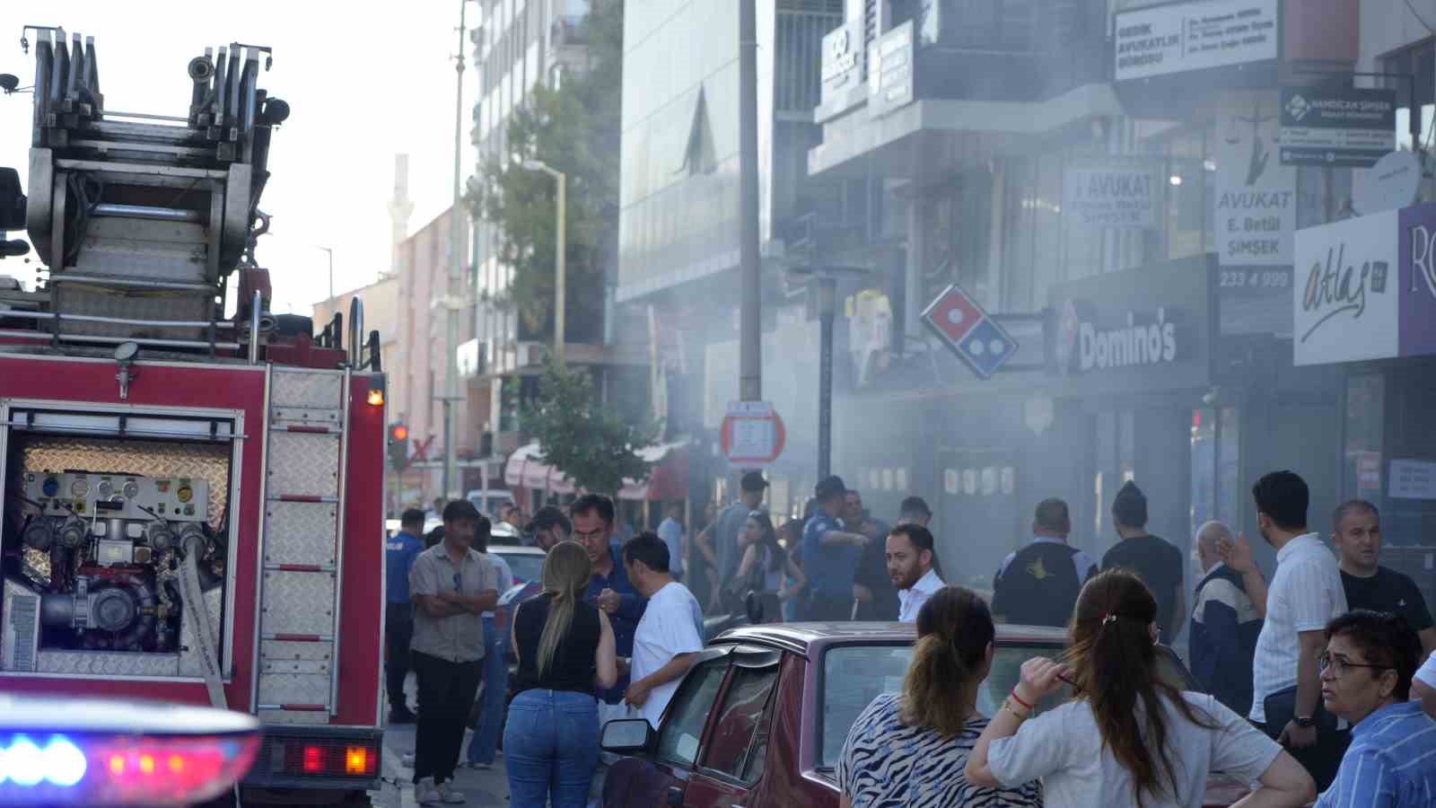 Apartman boşluğundaki çöp yangını restoranı dumana boğdu