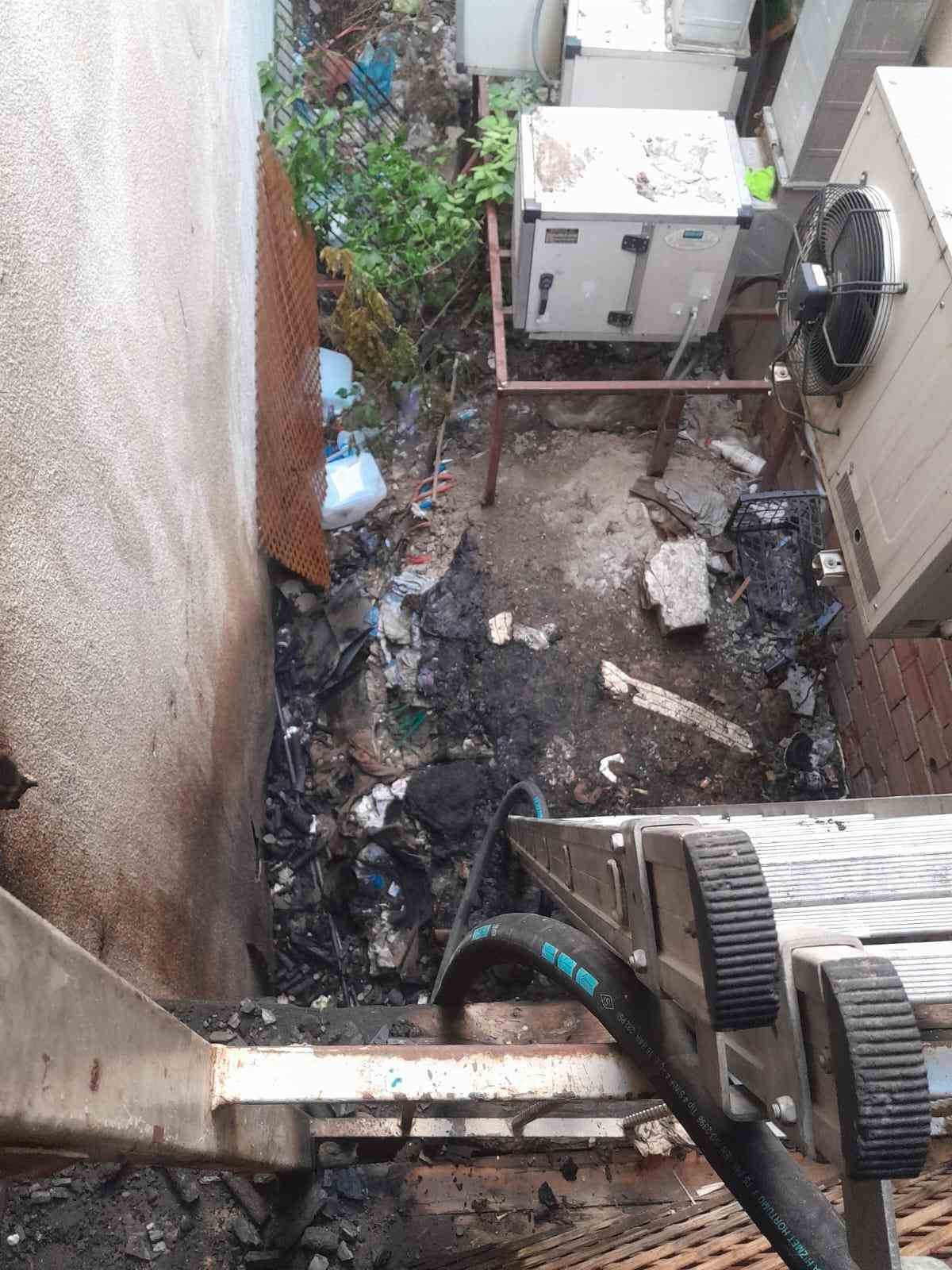 Apartman boşluğundaki &ccedil;&ouml;p yangını restoranı dumana boğdu
