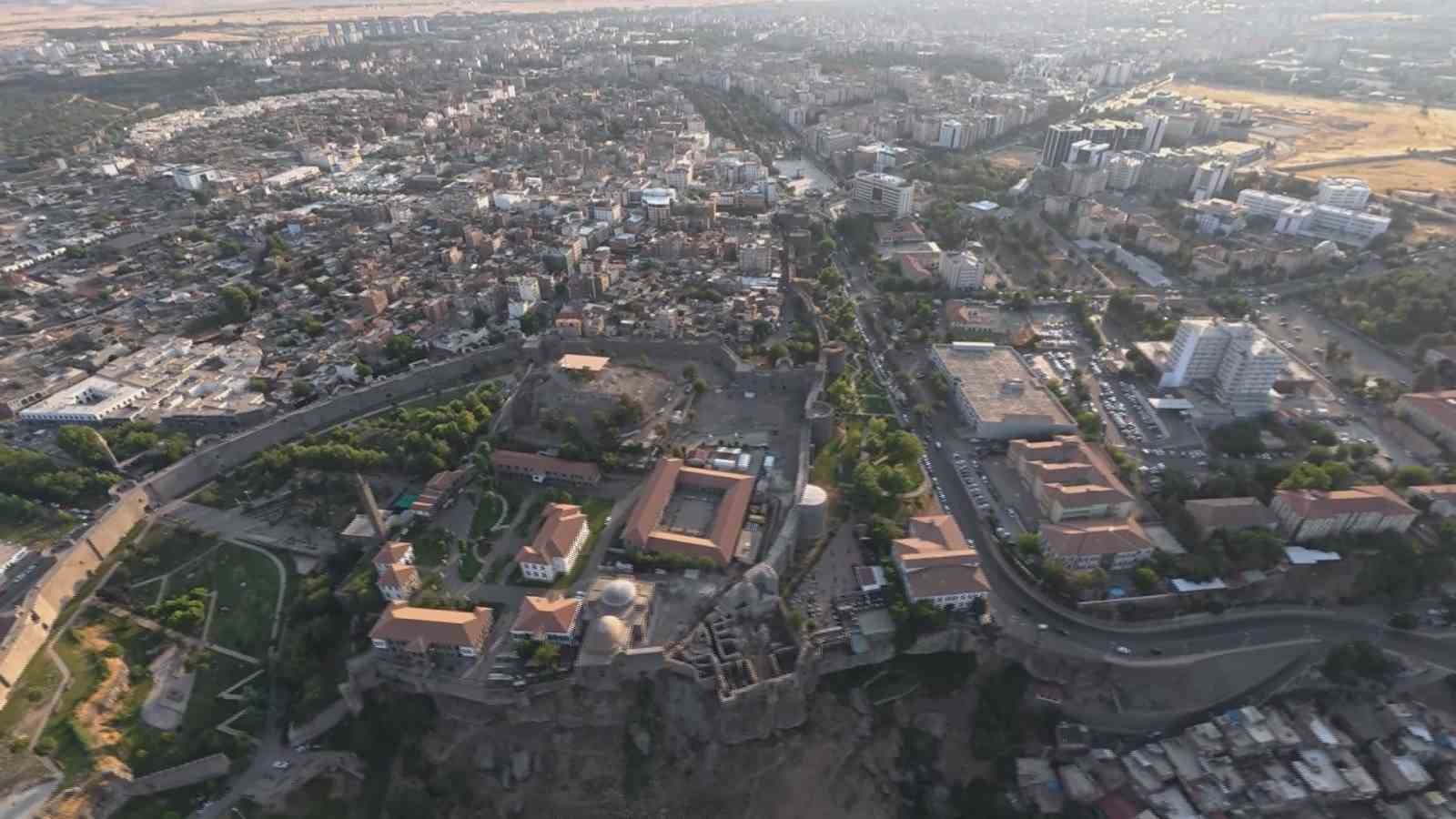 Manzara tutkunları havadan Diyarbakır’ın tarihi yerlerini keşfediyor