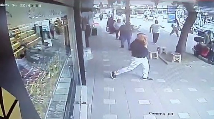 4.2 büyüklüğündeki depremde mağazalardan böyle kaçtılar