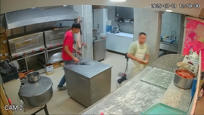 4.2 b&uuml;y&uuml;kl&uuml;ğ&uuml;ndeki depremde mağazalardan b&ouml;yle ka&ccedil;tılar
