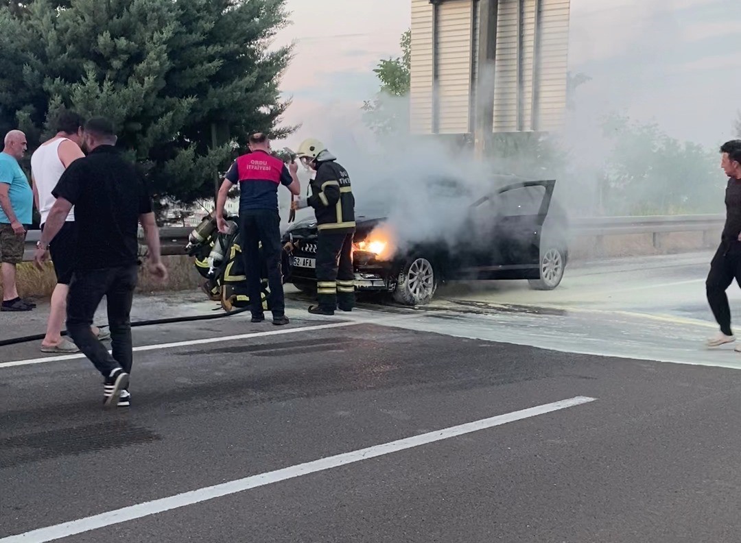 Ordu’da motor kısmından alev alan araçta maddi hasar meydana geldi