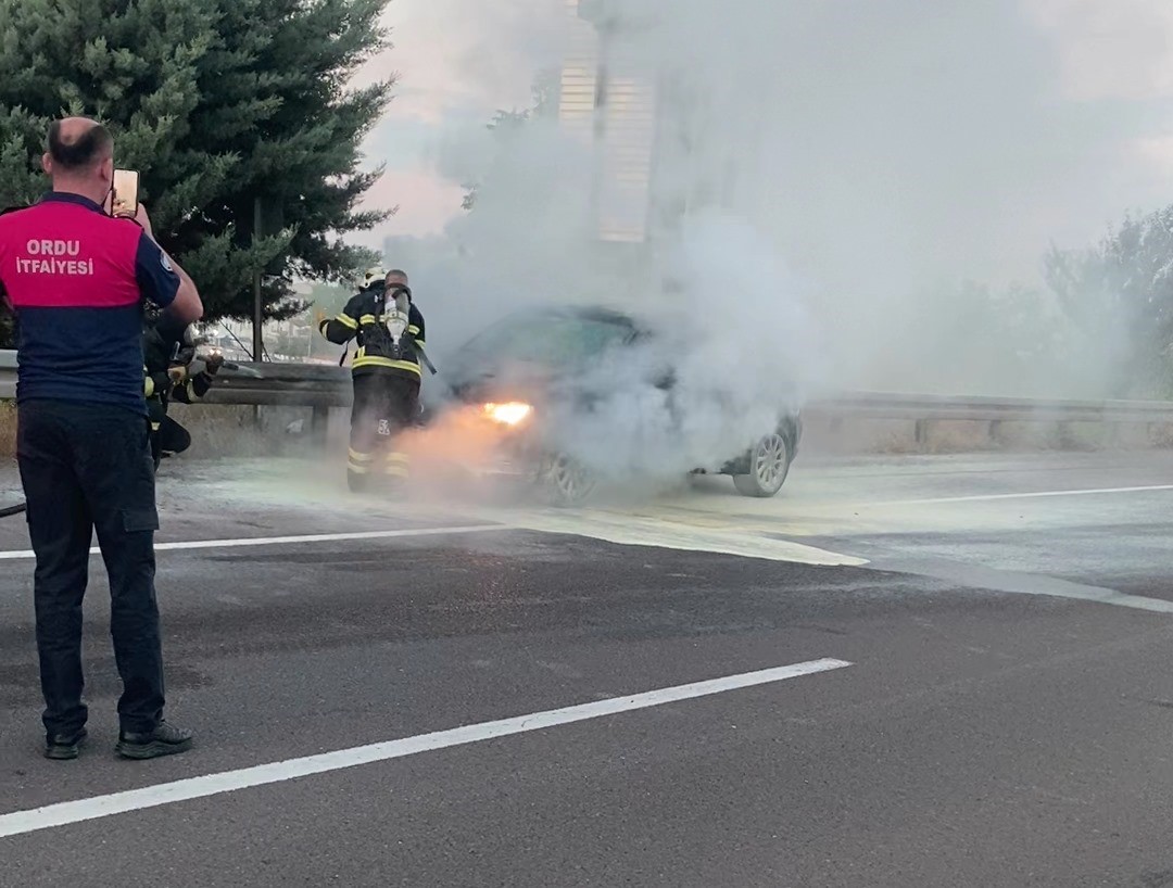 Ordu’da motor kısmından alev alan araçta maddi hasar meydana geldi
