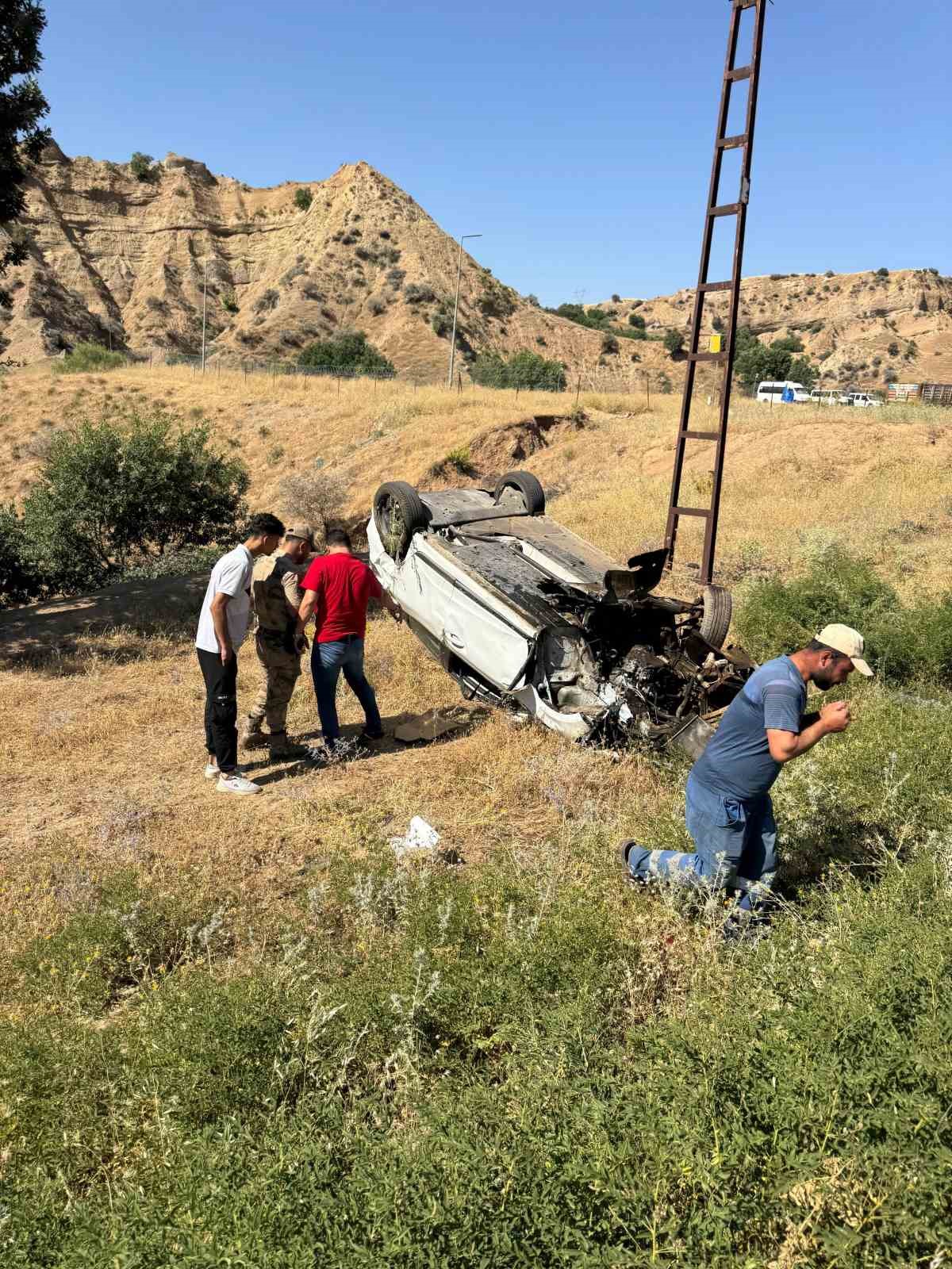 Sürücüsünün kontrolünden çıkan otomobil takla attı: 2 yaralı