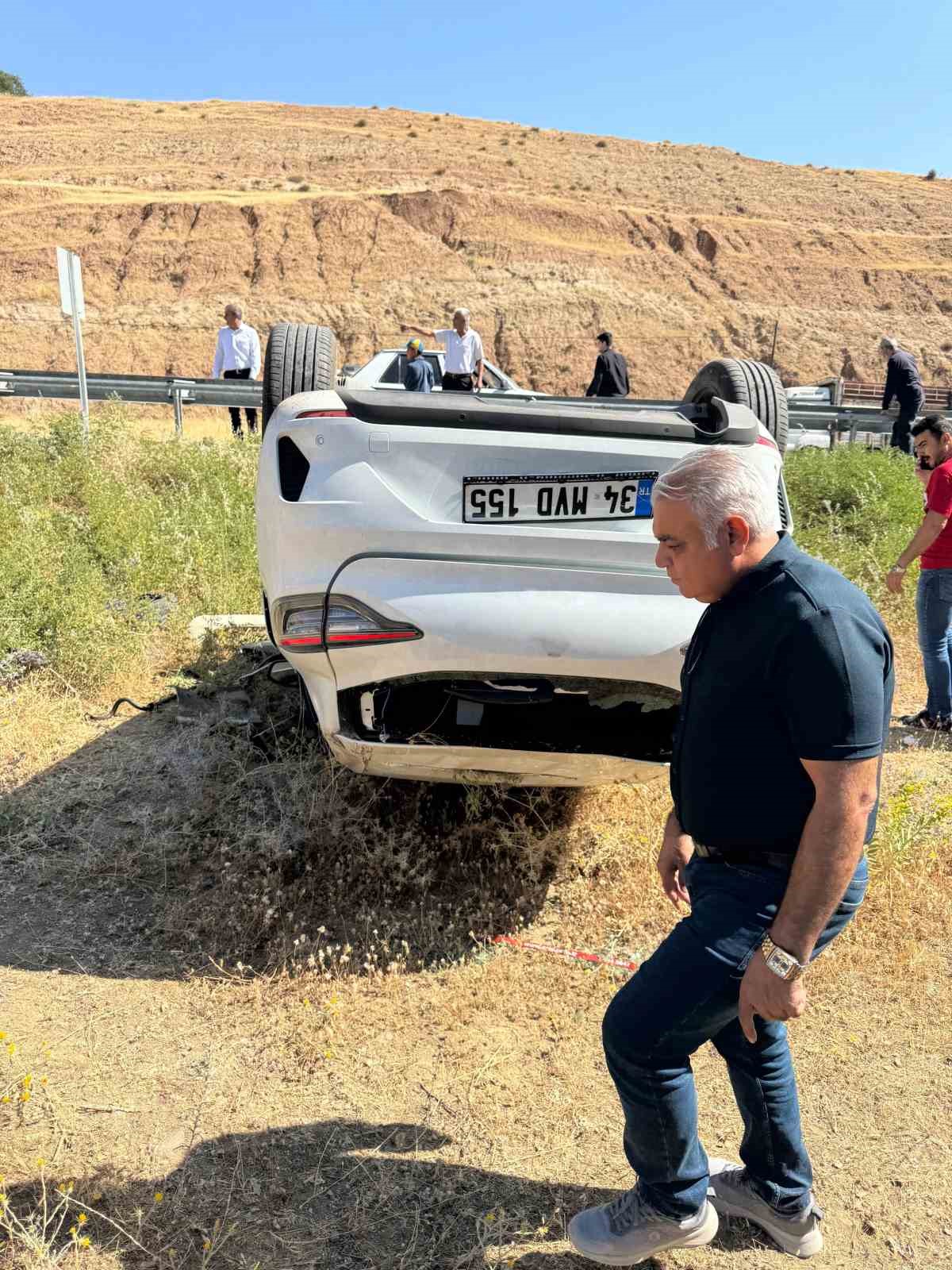 S&uuml;r&uuml;c&uuml;s&uuml;n&uuml;n kontrol&uuml;nden &ccedil;ıkan otomobil takla attı: 2 yaralı
