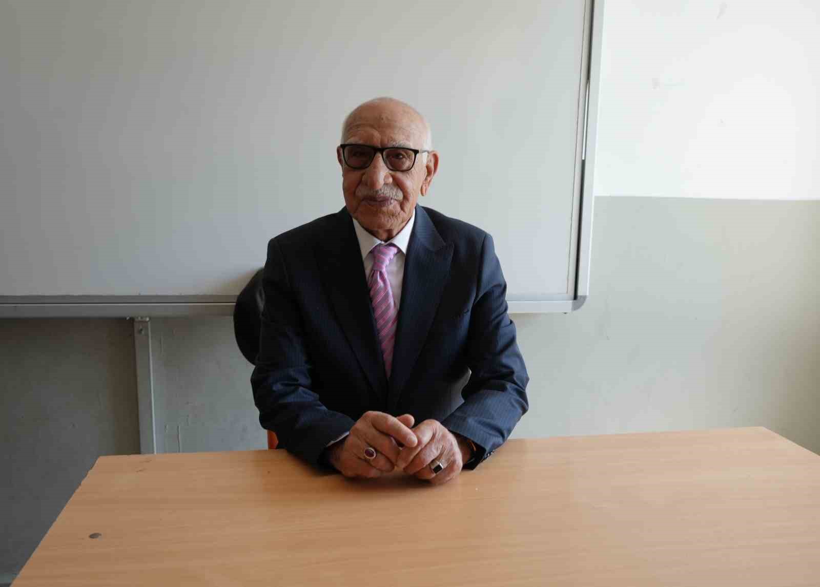 Rektör, 50 yıl sonra ilkokul öğretmeni ile ilk harfleri öğrendiği sıralara geri döndü