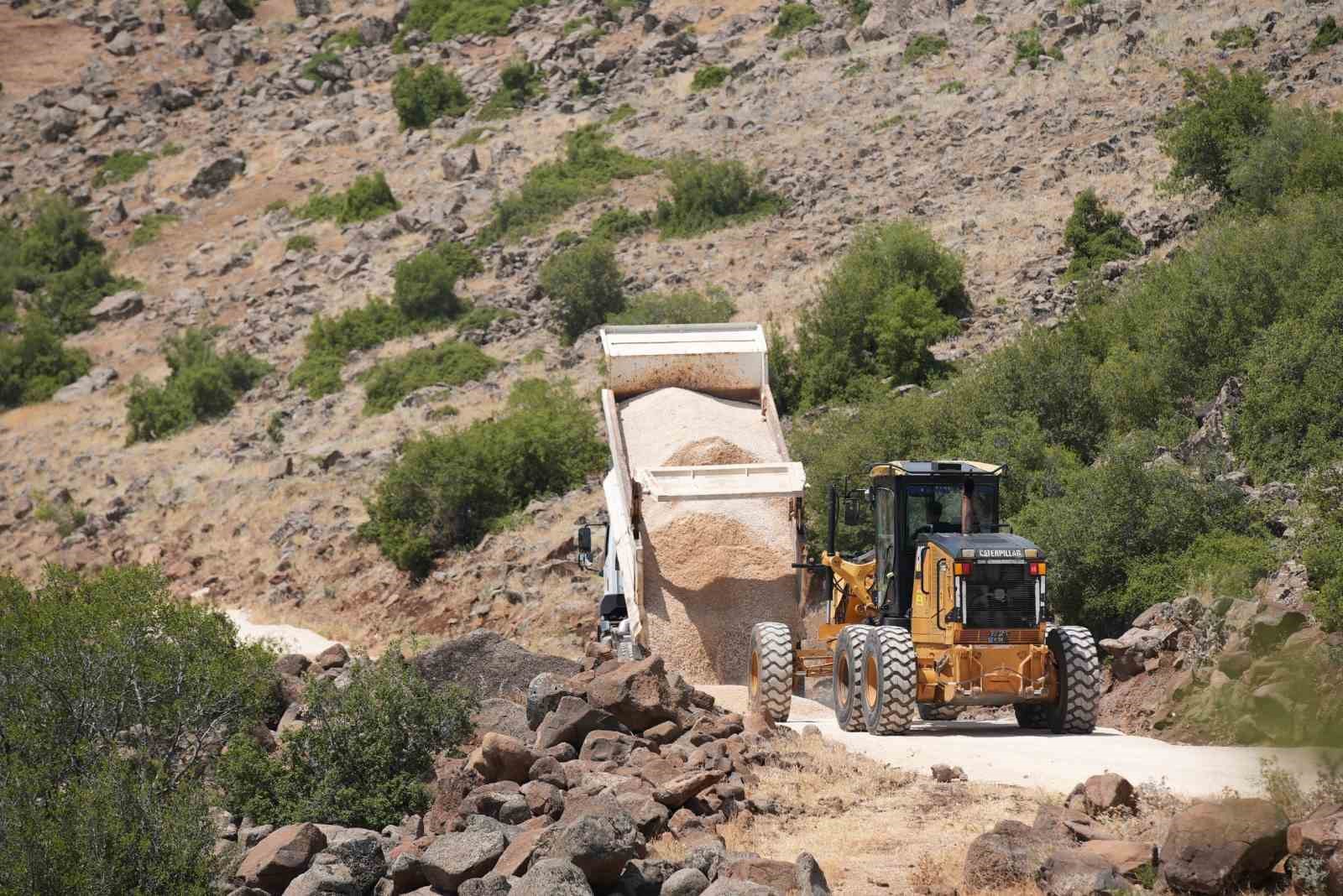 Yalangoz Mahallesi yıllardır beklediği yola kavuştu