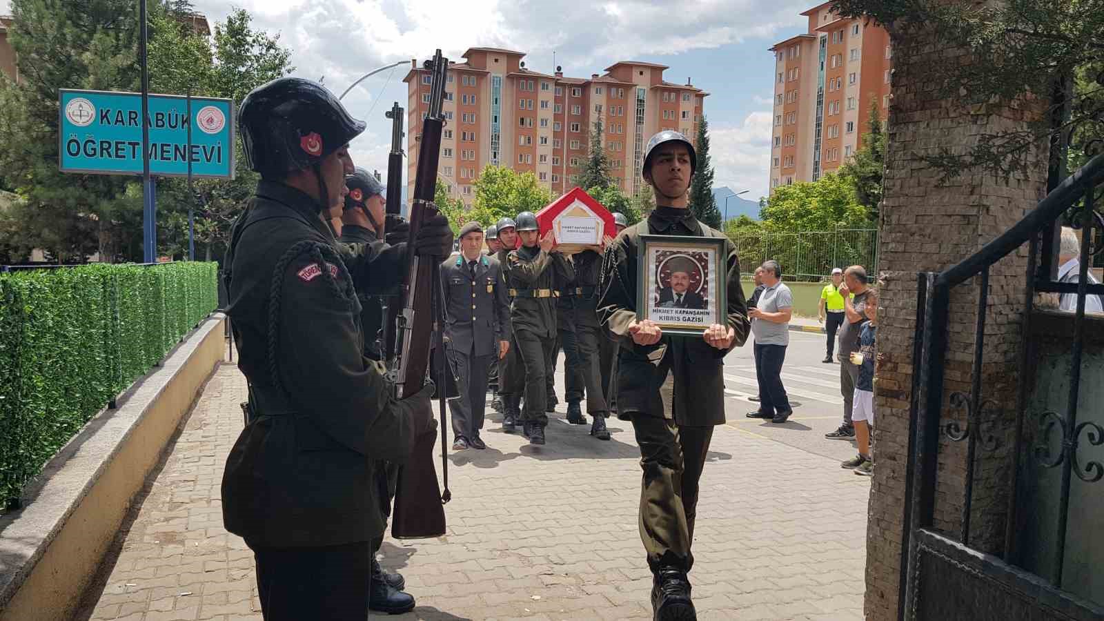 Kıbrıs gazisi toprağa verildi