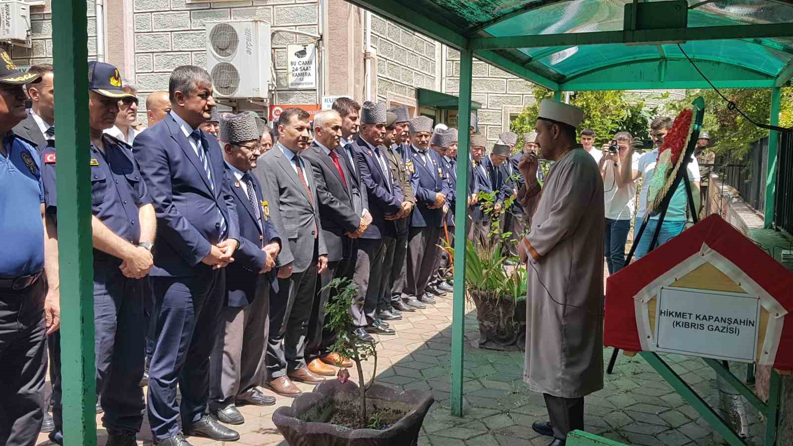 Kıbrıs gazisi toprağa verildi
