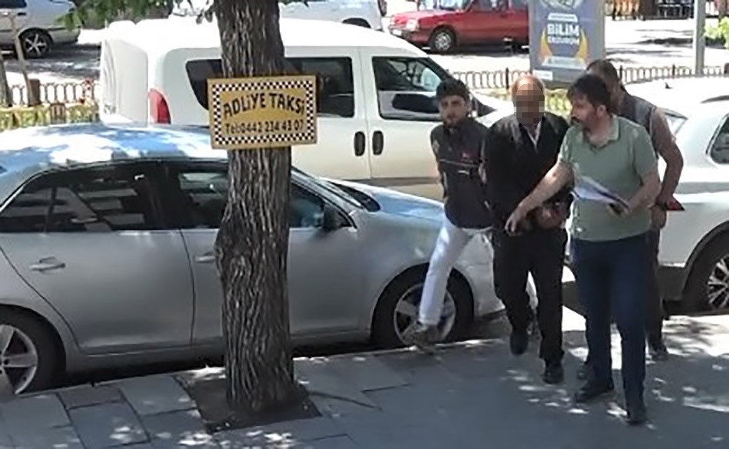 Eşini bı&ccedil;aklayan koca, adliyeye getirildi
