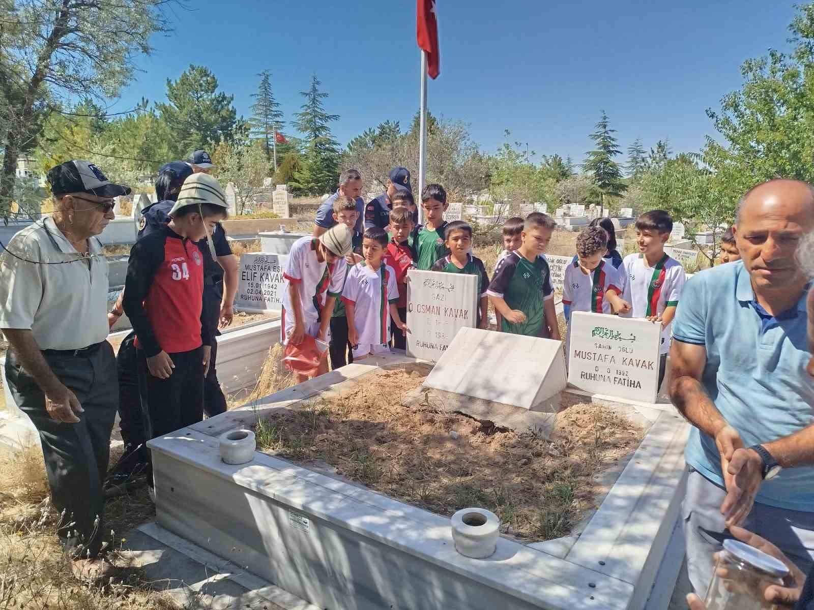 Öğretmen; Çanakkale’den getirdiği toprağı gazilerin mezarlarına bıraktı