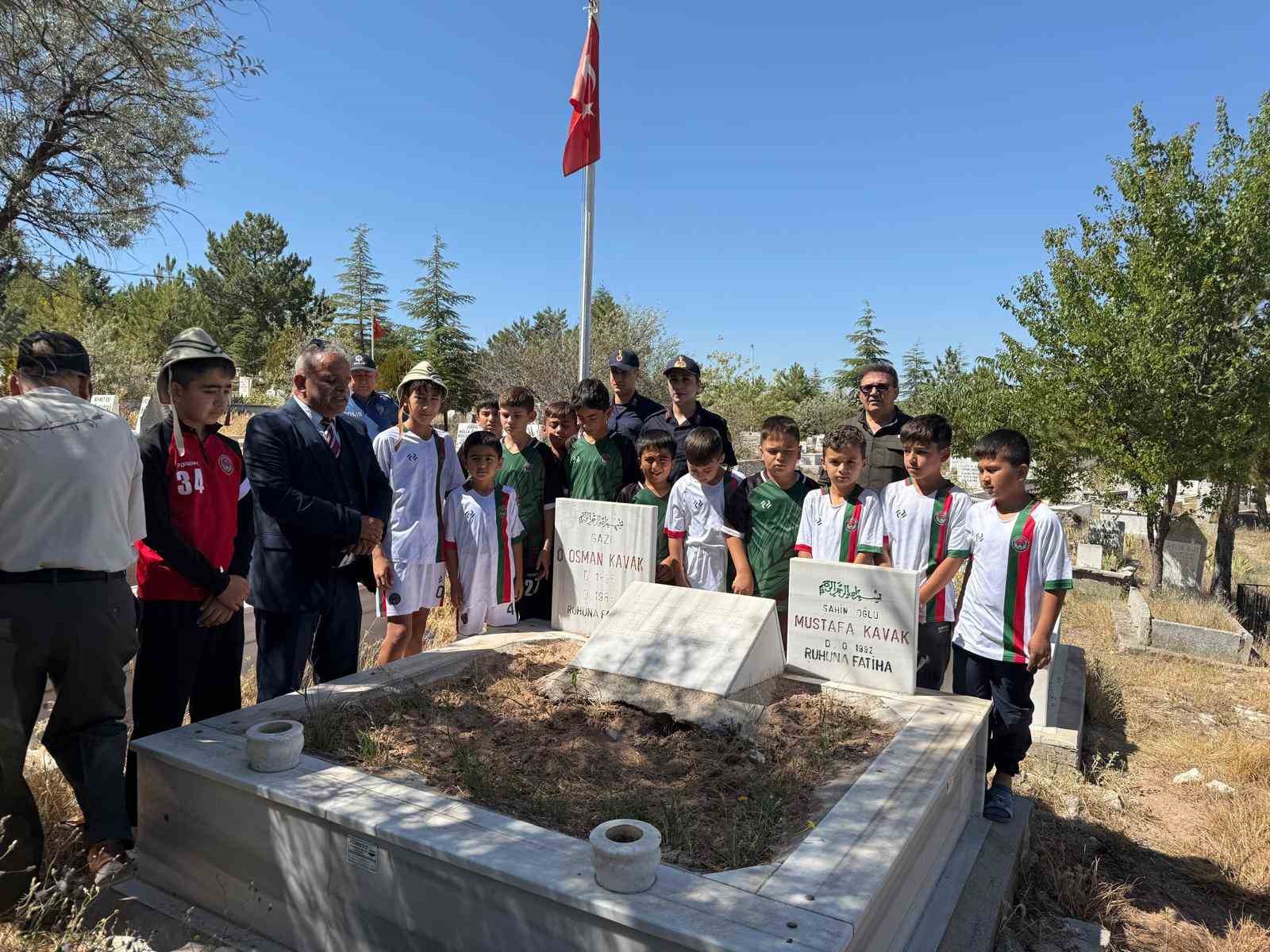 &Ouml;ğretmen; &Ccedil;anakkale&rsquo;den getirdiği toprağı gazilerin mezarlarına bıraktı
