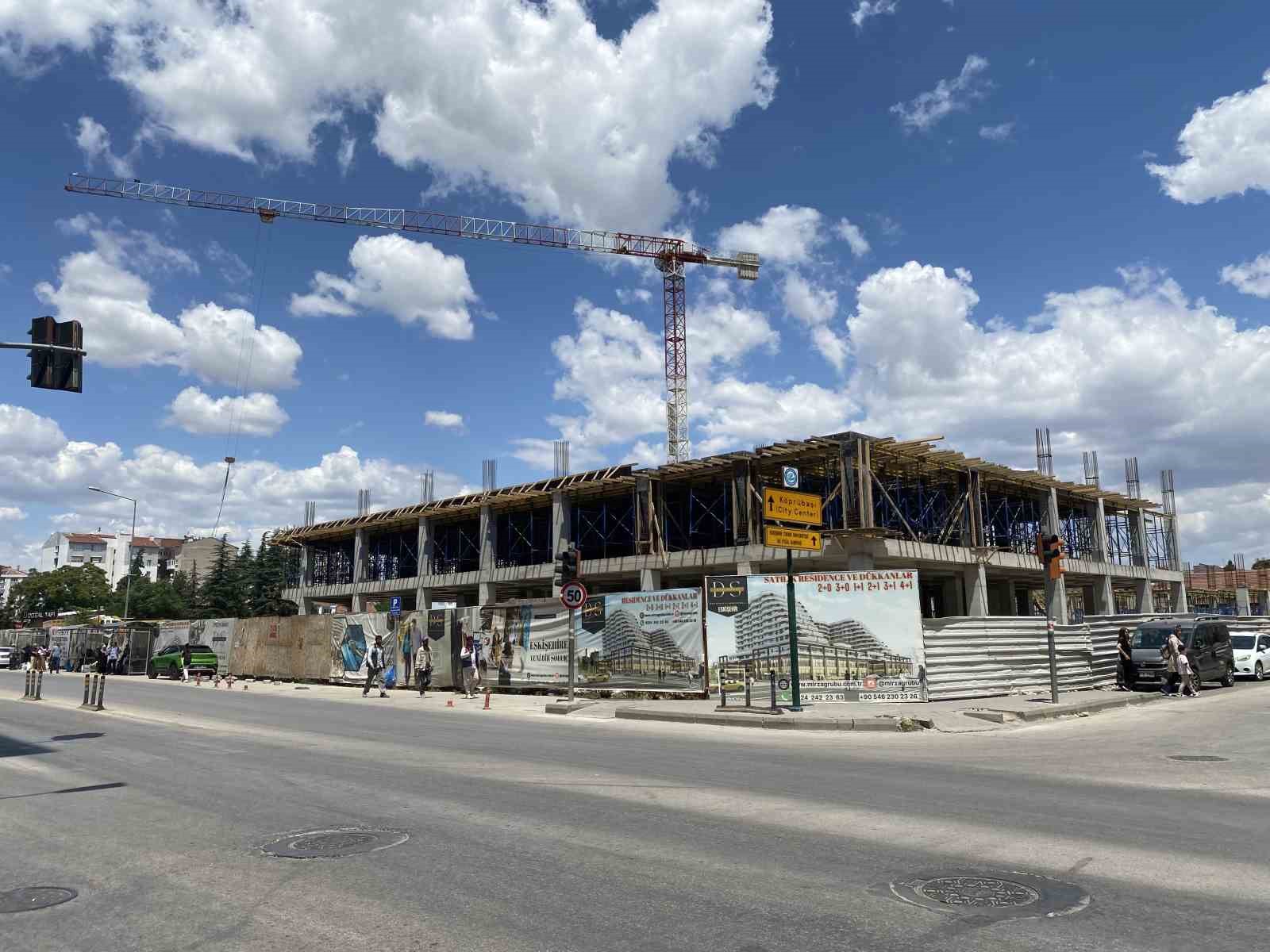 İnşaat iskelesinden düşen usta yaralandı