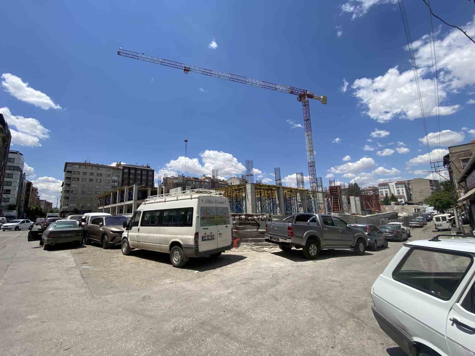 İnşaat iskelesinden düşen usta yaralandı