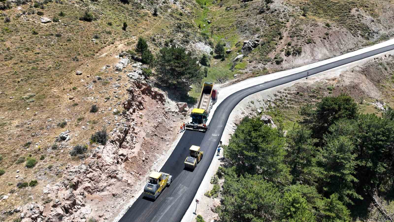 Sel&ccedil;uklu Belediyesi dış mahalle bağlantı yollarında konforu y&uuml;kseltiyor
