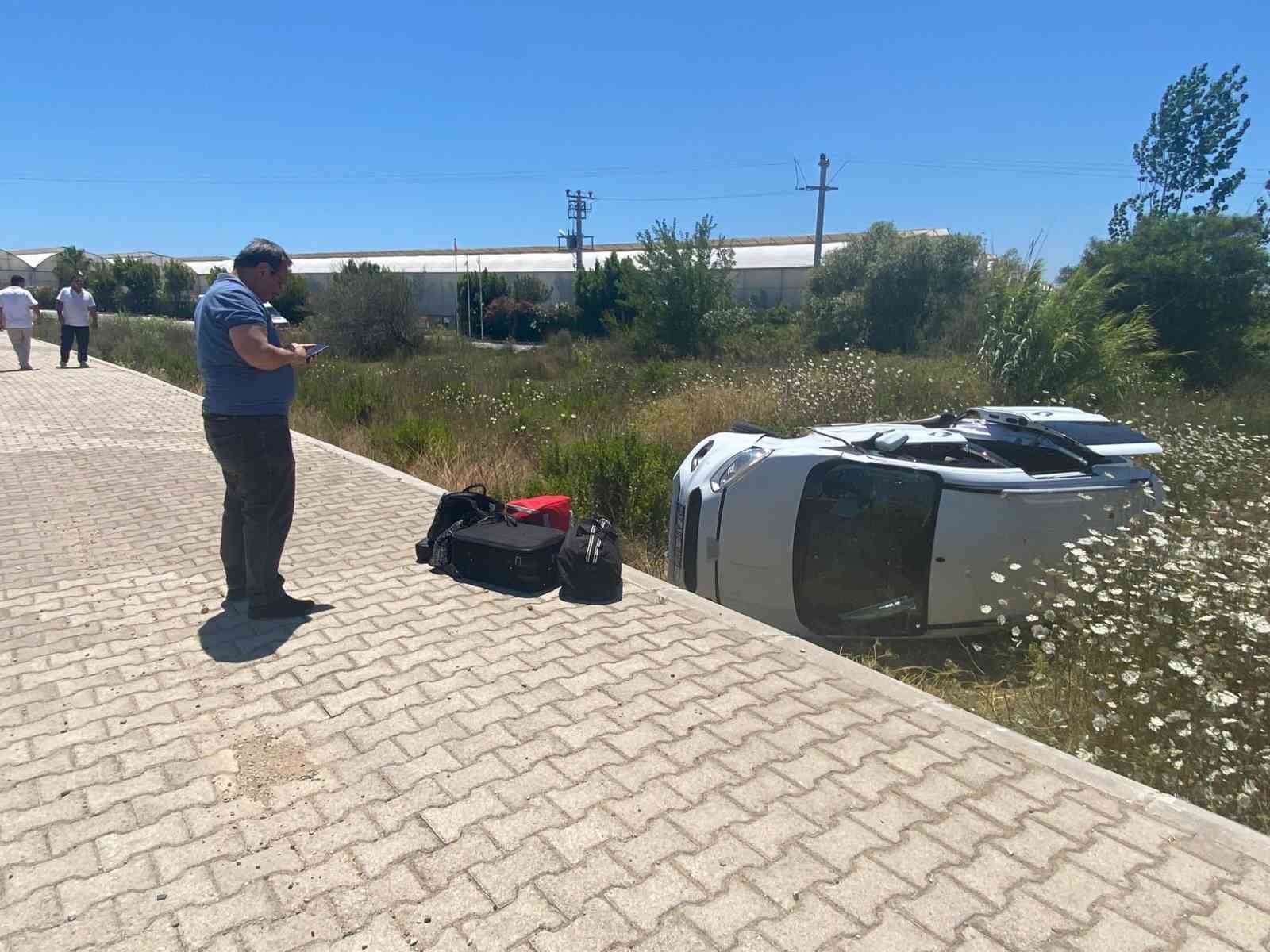 Antalya’da hafif ticari araç şarampole yuvarlandı: 1 yaralı