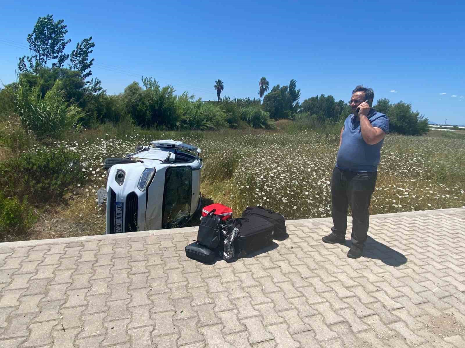 Antalya&rsquo;da hafif ticari ara&ccedil; şarampole yuvarlandı: 1 yaralı
