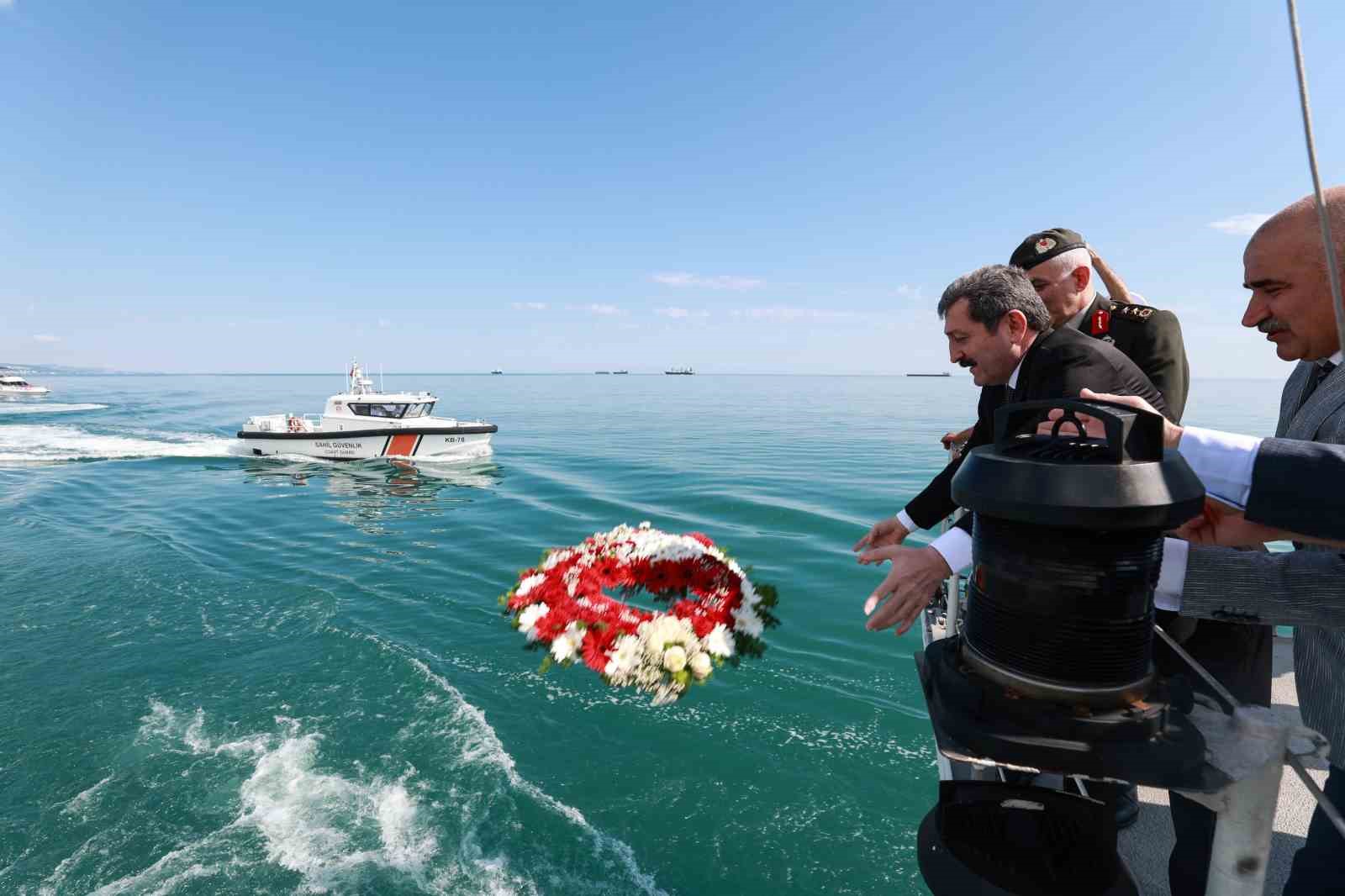 Samsun’da Kabotaj Bayramı denize çelenk bırakılarak kutlandı
