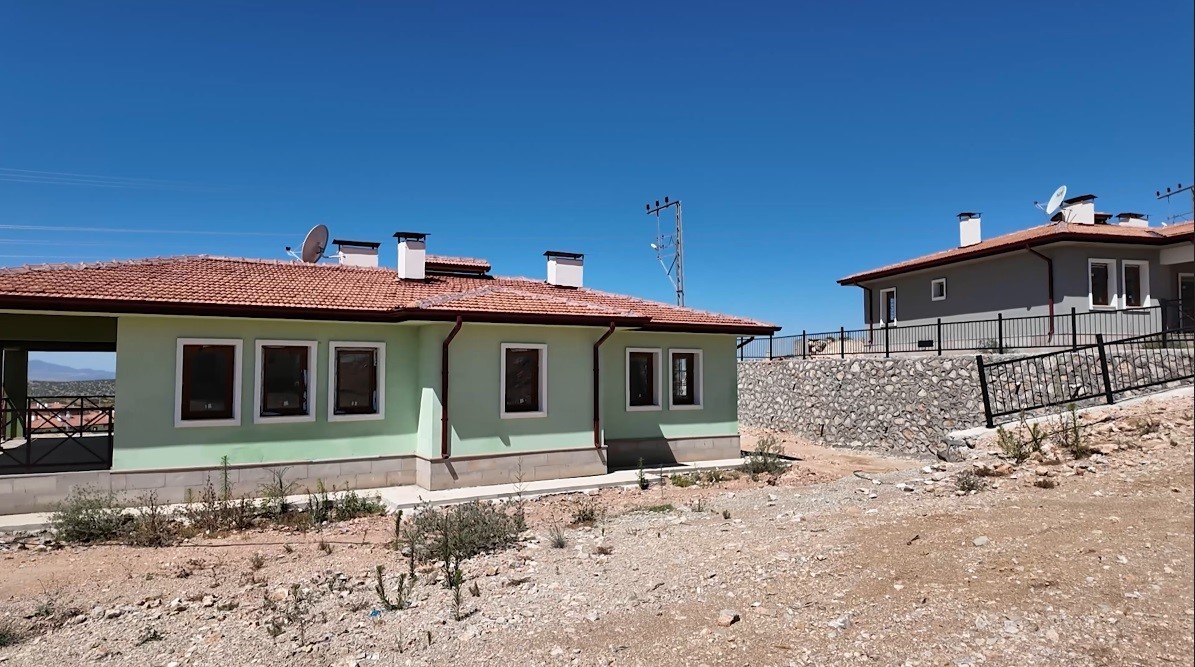 Osmaniye’de yapımı tamamlanan 89 köy evinin anahtar teslimi yapıldı