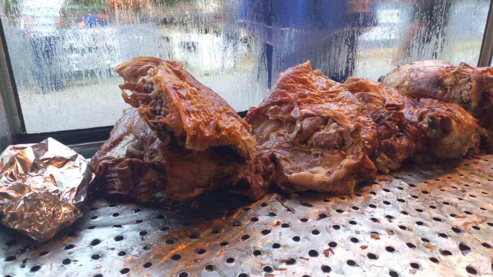 Kırkpınar&rsquo;ın geleneksel lezzeti kuzu &ccedil;evirme Sarayi&ccedil;i&rsquo;ndeki yerini aldı
