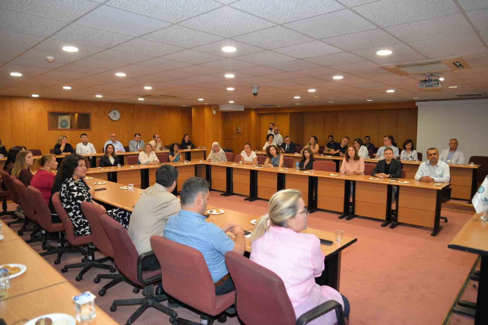 BUÜ’de başarılı akademisyenler ödüllendirildi

