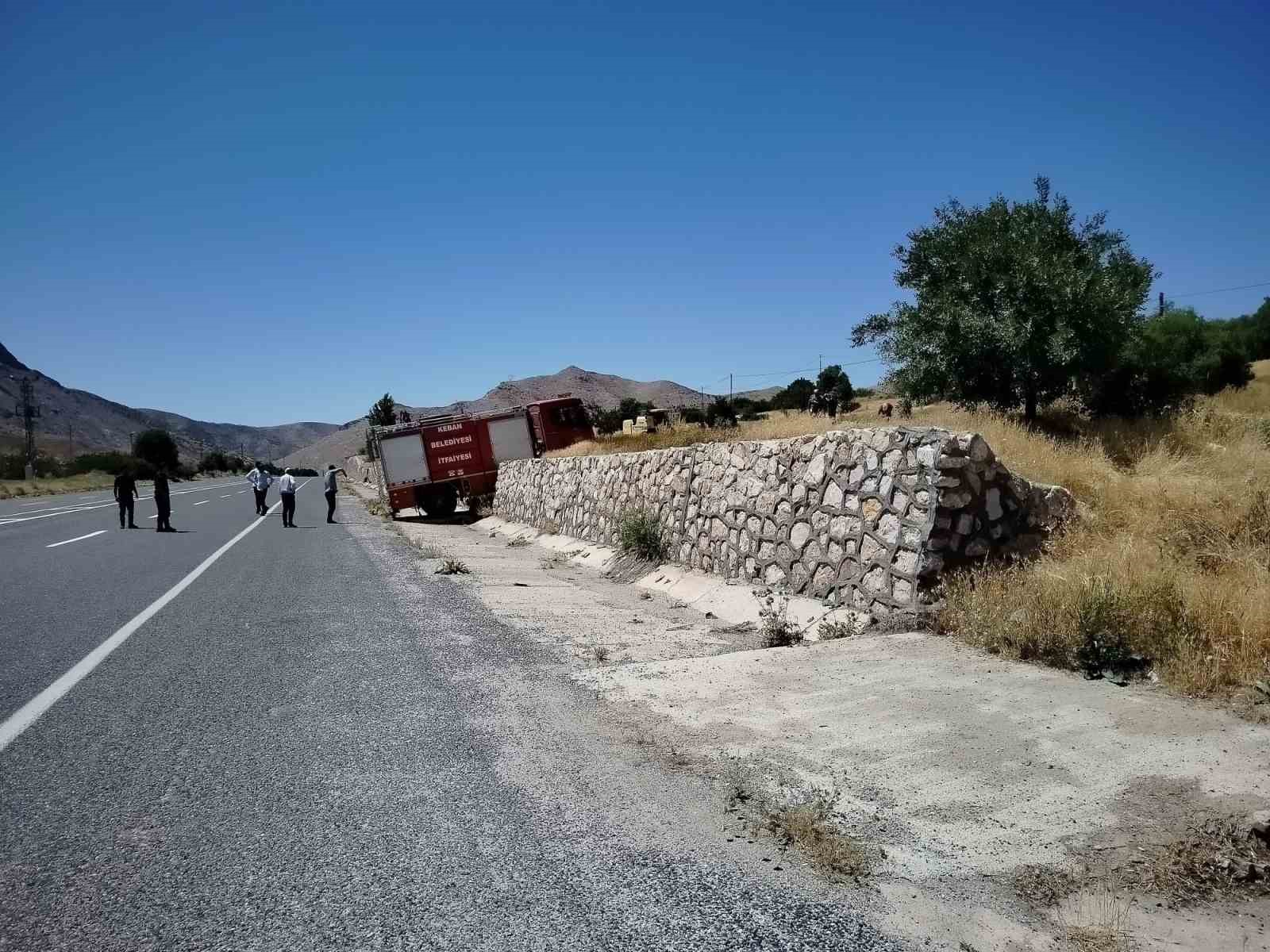Elazığ&rsquo;da korkutan yangın: Onlarca d&ouml;n&uuml;ml&uuml;k alan k&uuml;l oldu
