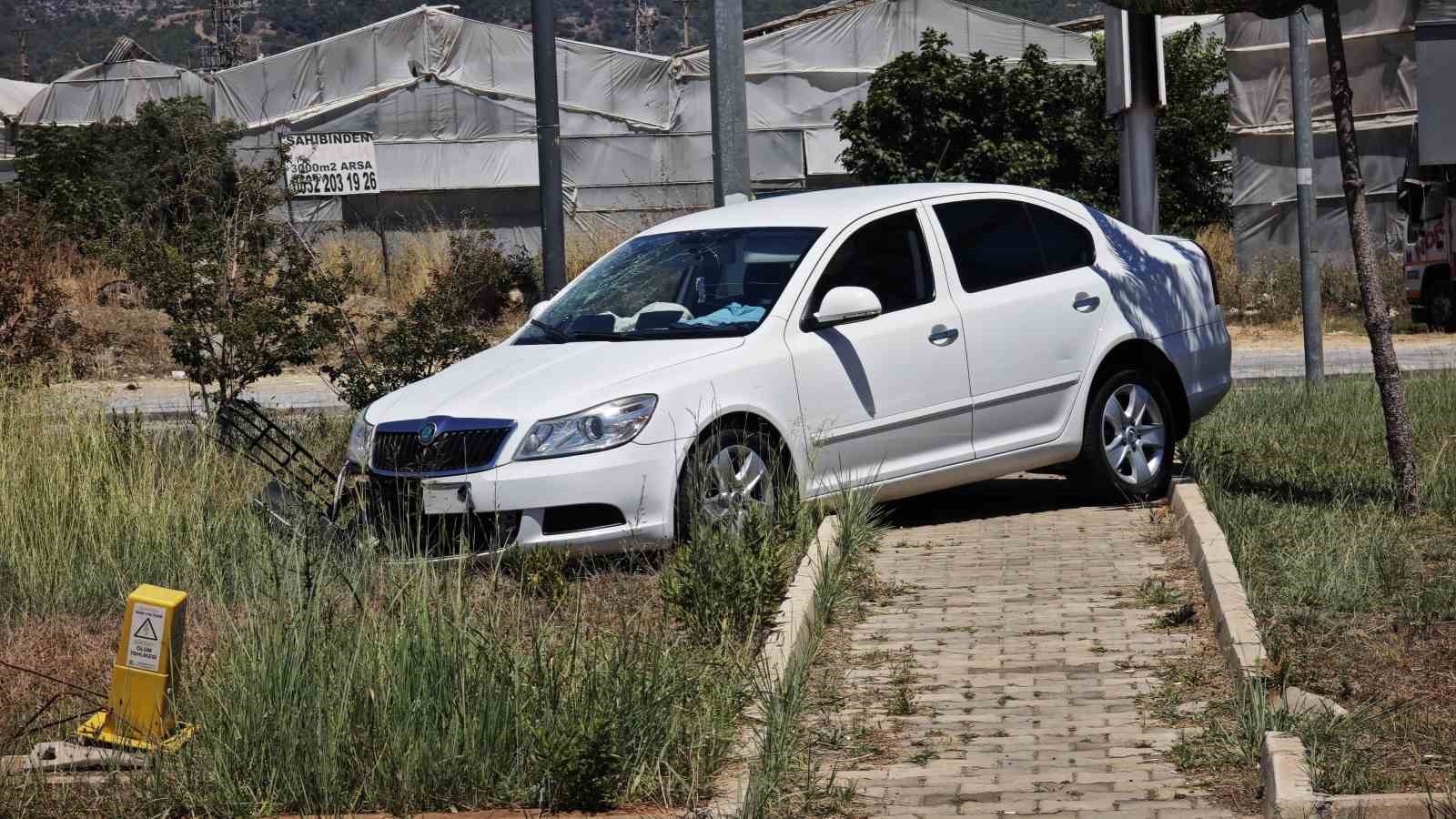 Refüje çıkan otomobildeki 3 kişi yaralandı