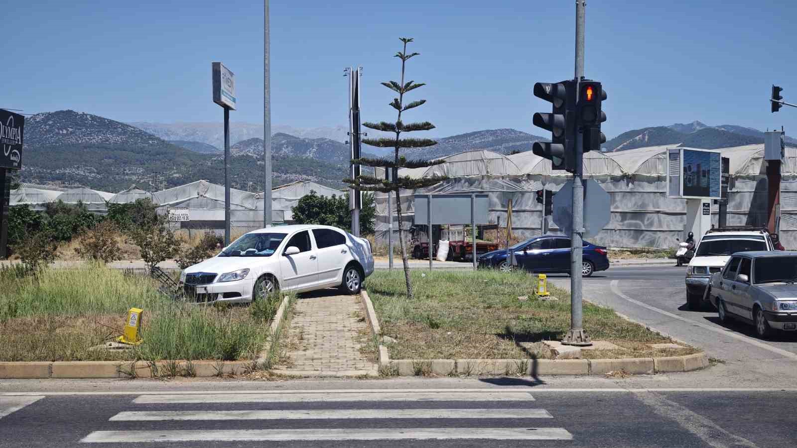 Ref&uuml;je &ccedil;ıkan otomobildeki 3 kişi yaralandı
