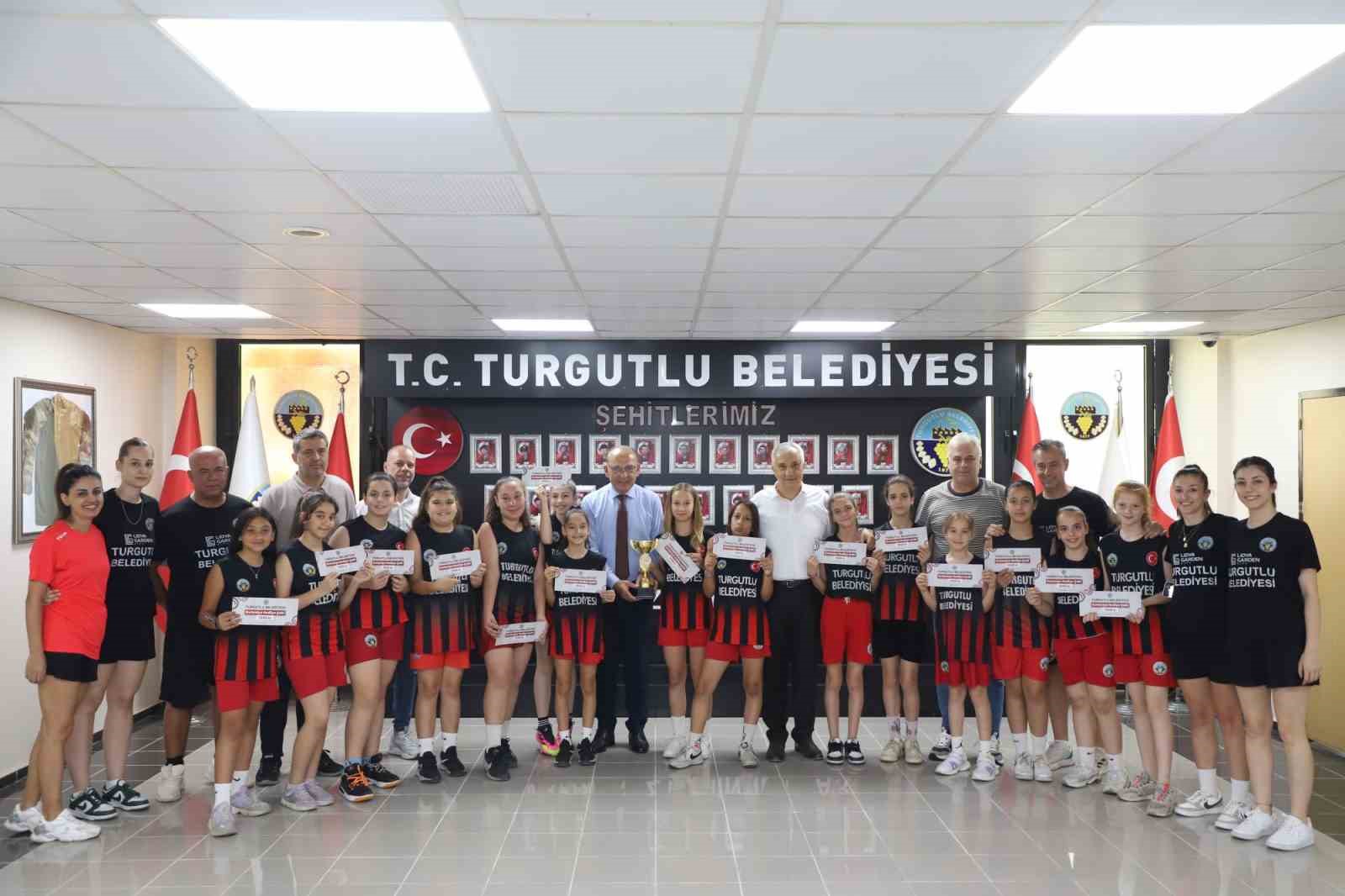 Turgutlu Belediyespor ikincilik kupasını Başkan Akın’la paylaştı