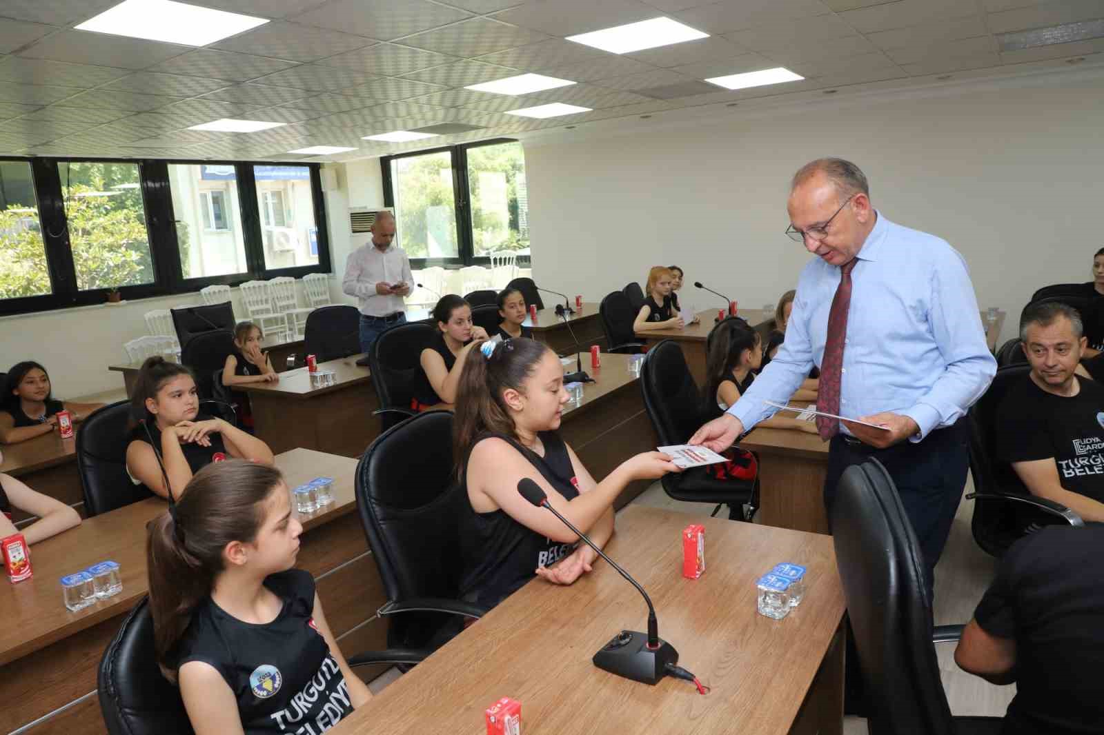 Turgutlu Belediyespor ikincilik kupasını Başkan Akın&rsquo;la paylaştı
