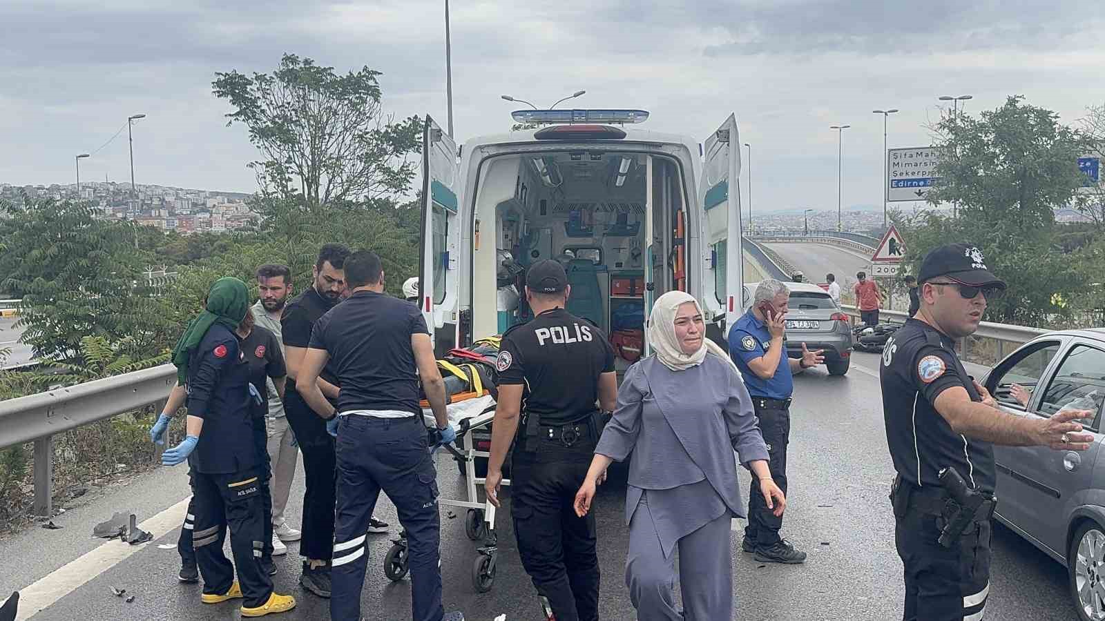 Tuzla&rsquo;da motosiklet yol kenarında bekleyen arızalı araca &ccedil;arptı: 2 yaralı
