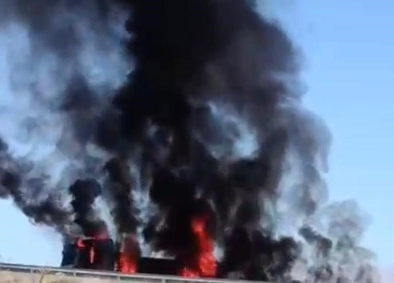 Malatya’da bariyerlere çarpan tır alev aldı