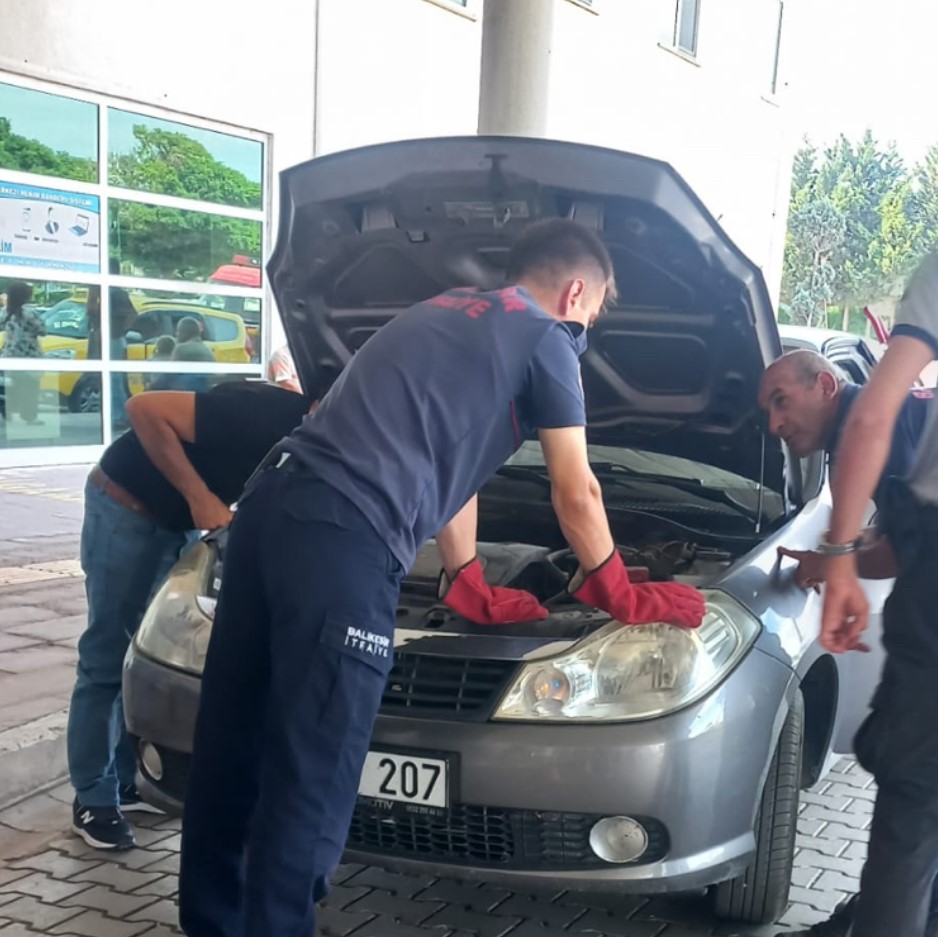 G&ouml;nen&rsquo;de aracın motor b&ouml;l&uuml;m&uuml;nden &ccedil;ıkan yılan paniğe neden oldu
