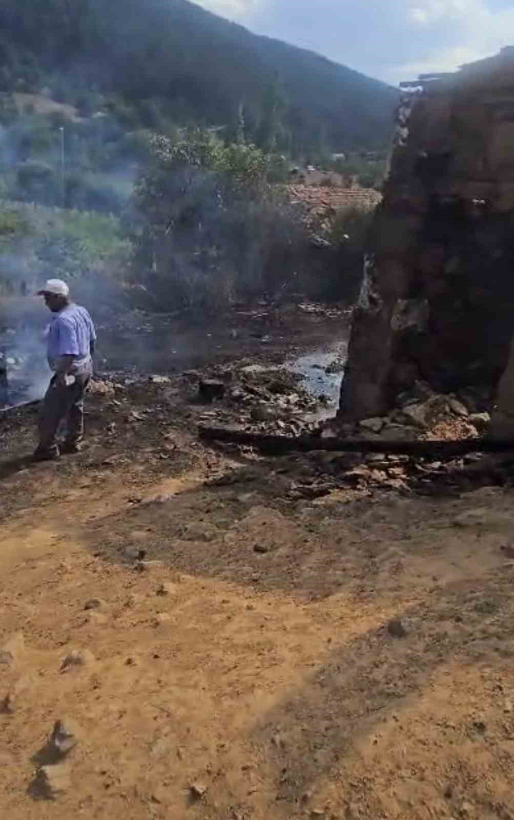 Tutuşan saman balyaları ile büyüyen alevlere itfaiye müdahale etti