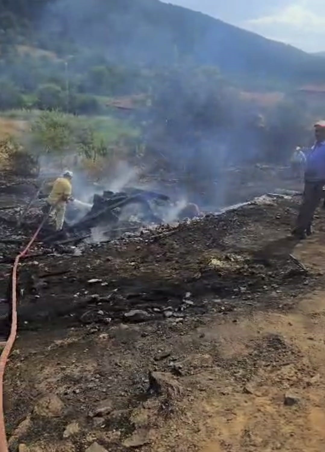 Tutuşan saman balyaları ile b&uuml;y&uuml;yen alevlere itfaiye m&uuml;dahale etti
