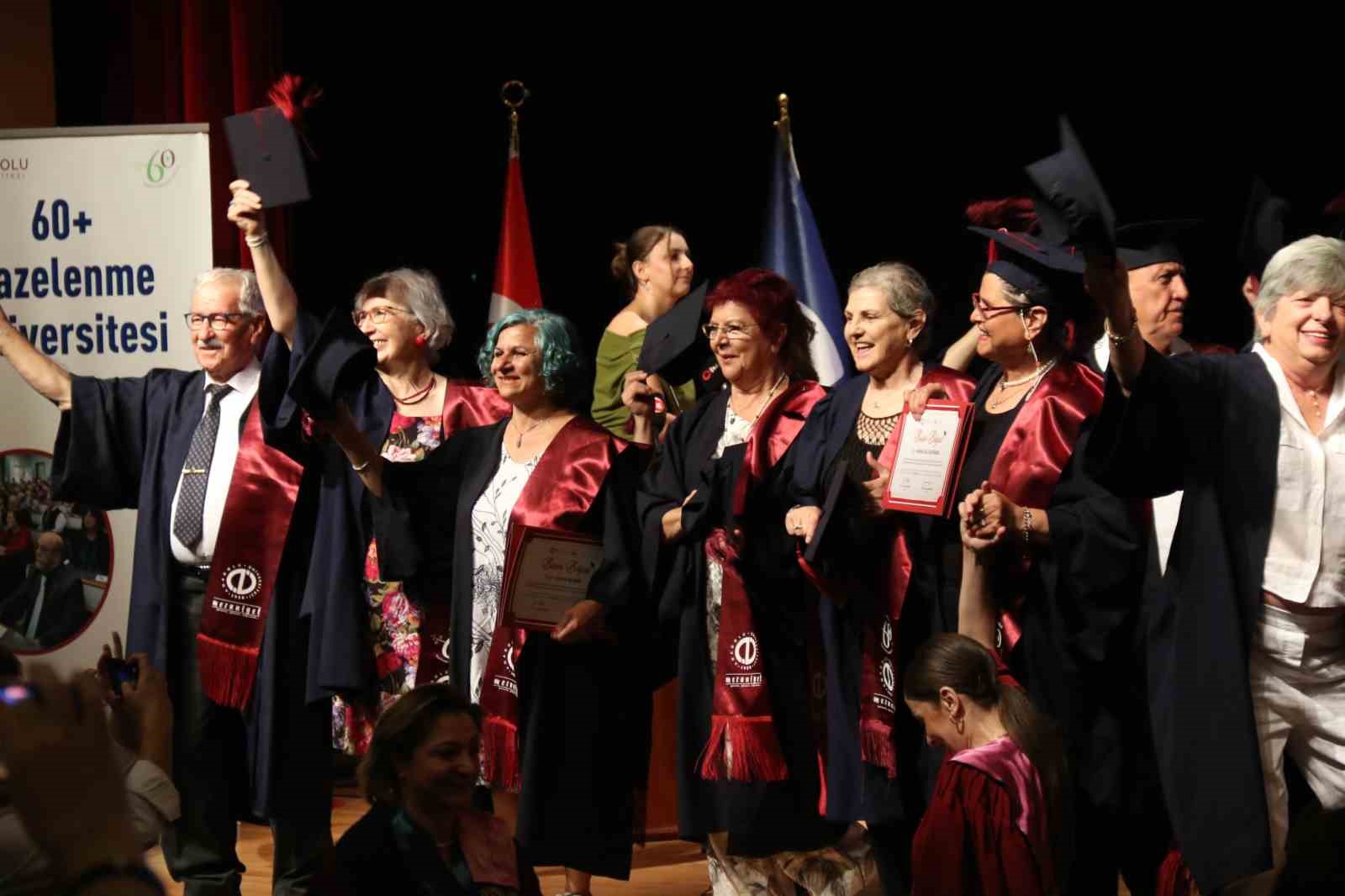 Kıbrıs gazileri 72 yaşında üniversiteyi bitirip kep attılar