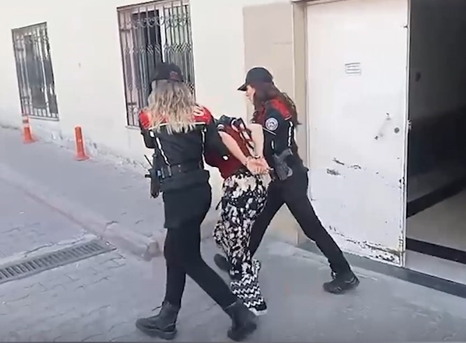 Hırsızlıktan aranan kadınlar yakalandı