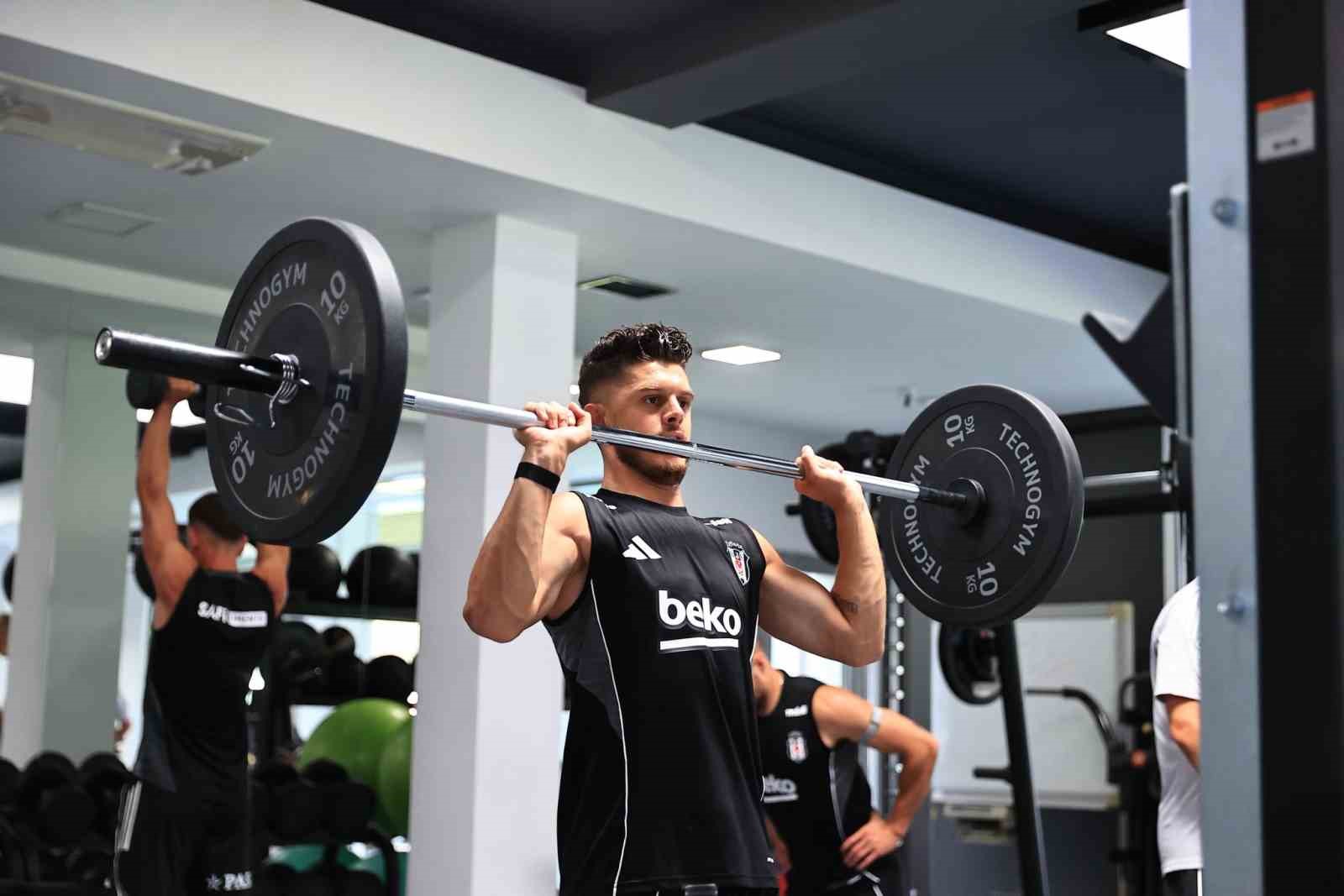 Beşiktaş, salonda çalıştı