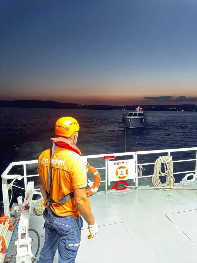 Çanakkale Boğazı’nda sürüklenen teknedeki 6 kişi kurtarıldı