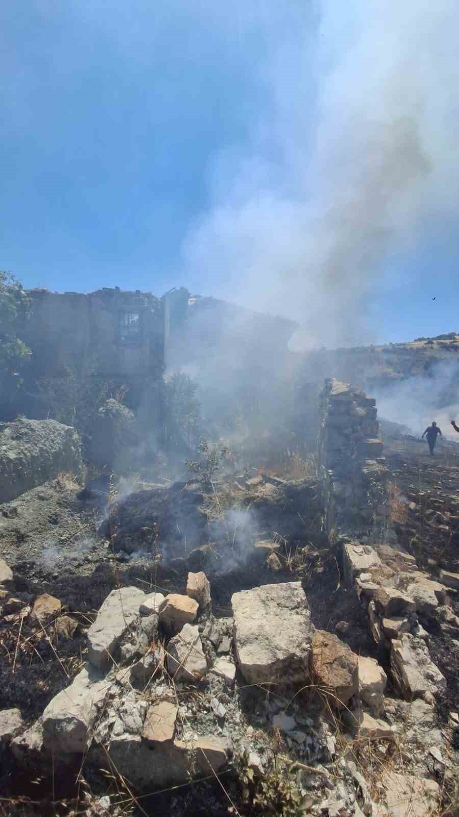 Selendi’de anız yangını korkuttu