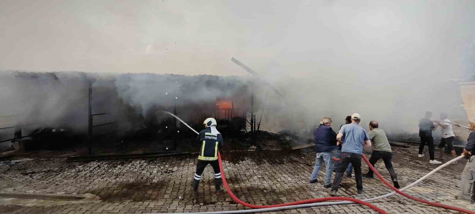 Depoda &ccedil;ıkan yangın itfaiye ve k&ouml;yl&uuml;ler tarafından s&ouml;nd&uuml;r&uuml;ld&uuml;
