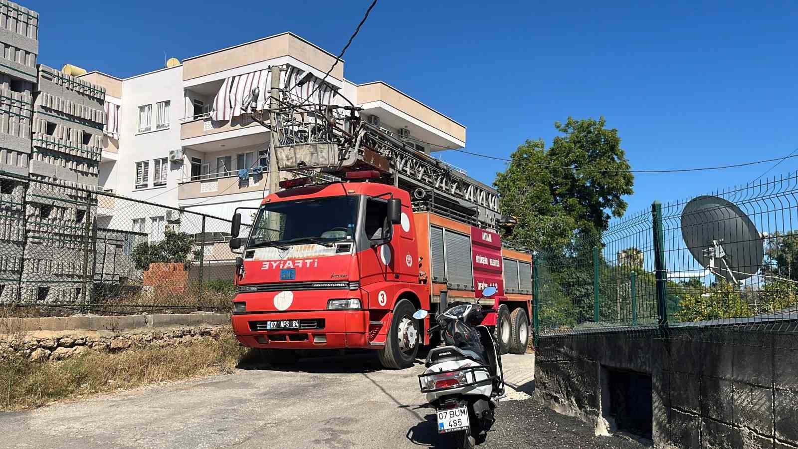 Alanya’da 4 katlı binada yangın