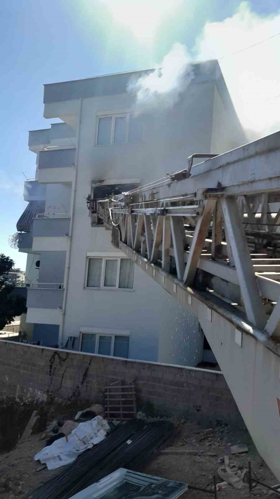 Alanya&rsquo;da 4 katlı binada yangın
