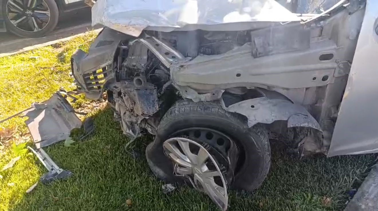 Gaziantep&rsquo;te ref&uuml;jdeki demirlere &ccedil;arpan otomobilde 2 kişi yaralandı
