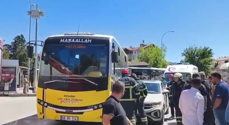 Otomobil, halk otobüsüne çarptı: 1 yaralı